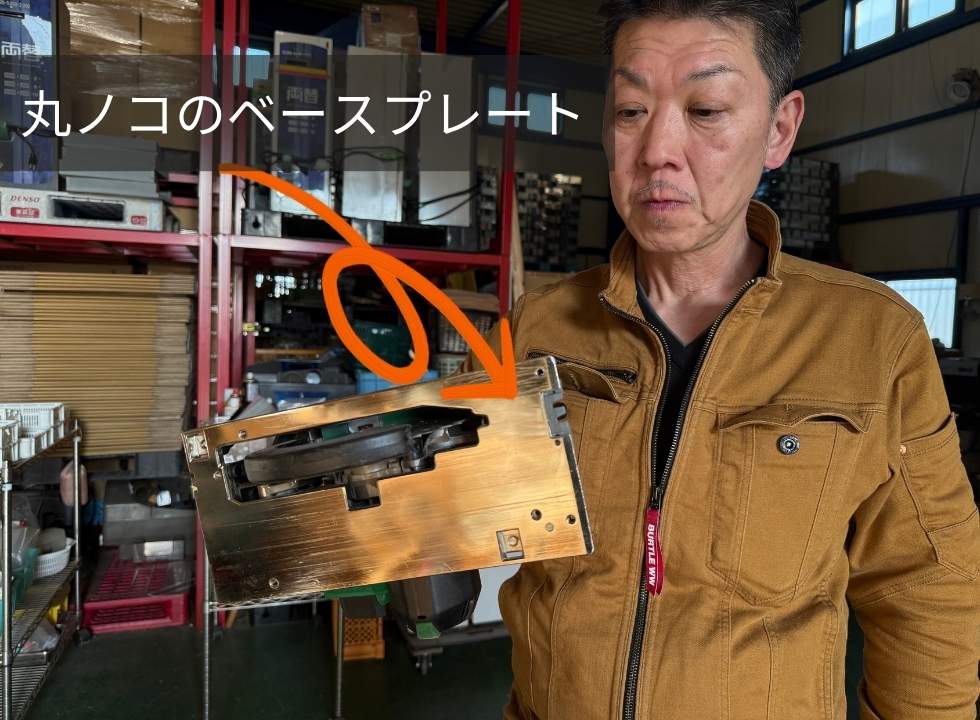 丸ノコのベースプレートを説明する亀山君